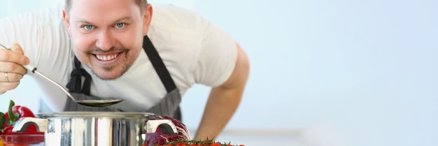 Kucharz przygotowujący posiłek